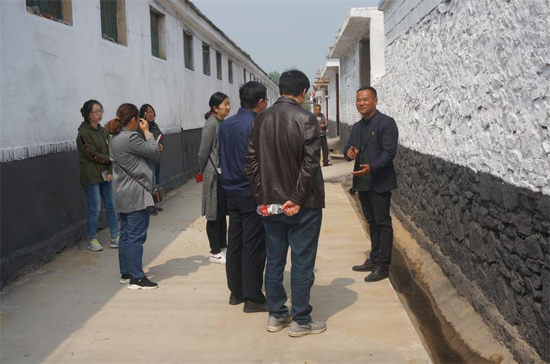 西楊莊:白云天上飄 水環(huán)莊中繞(圖14)